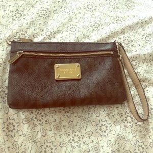 Michael Kors wristlet don’t buy it’s on hold